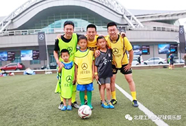 你已長大，我還未老，我們剛好在球場上一起奔跑！