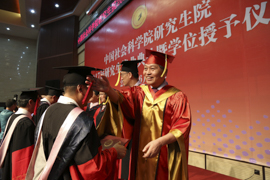不忘初心 砥礪前行 ——記中國社會科學(xué)院研究生院2017屆研究生畢業(yè)典禮暨學(xué)位授予儀式