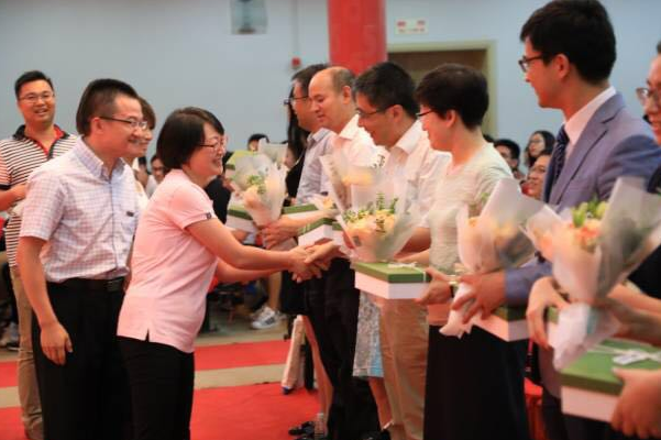 華東理工大學(xué)商學(xué)院舉行2017級(jí)專(zhuān)業(yè)學(xué)位碩士研究生開(kāi)學(xué)典禮