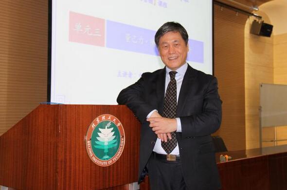 著名戰(zhàn)略管理大師呂鴻德教授來我校為EMBA學(xué)員講授《戰(zhàn)略營(yíng)銷管理》課程