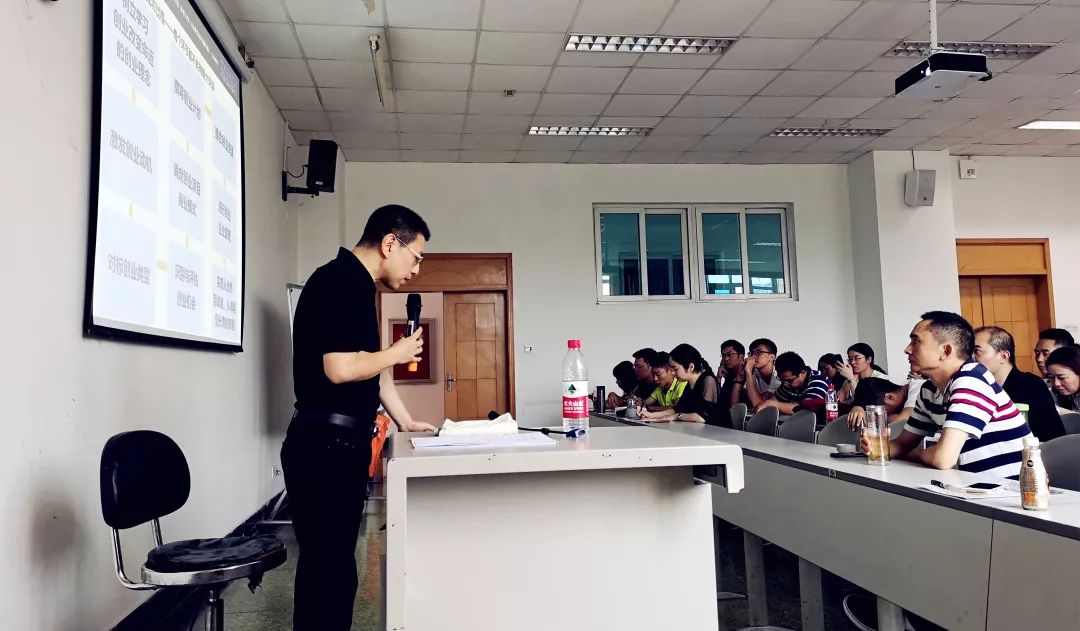 企業(yè)家進(jìn)課堂 | 從零到一，從理論到實(shí)踐，校友企業(yè)導(dǎo)師劉江帶你走進(jìn)《創(chuàng)業(yè)與創(chuàng)業(yè)者管理》 