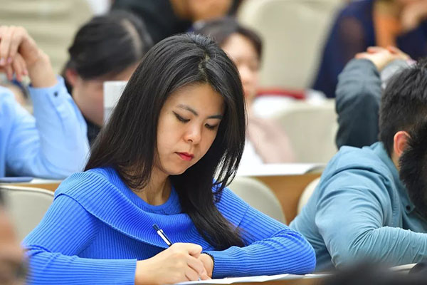 管濤：人民幣匯率 如期而至的調(diào)整 ——北師大MBA京師人文論壇之“明師”系列第二講舉行