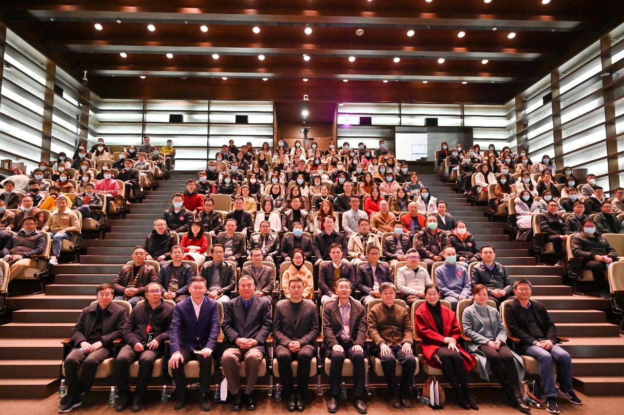 汕頭大學(xué)商學(xué)院MBA十周年高峰論壇隆重舉行