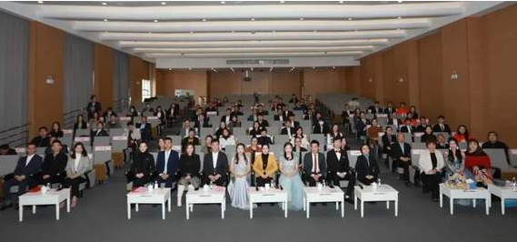 華東理工大學商學院2020年度專業(yè)學位碩士研究生表彰大會召開