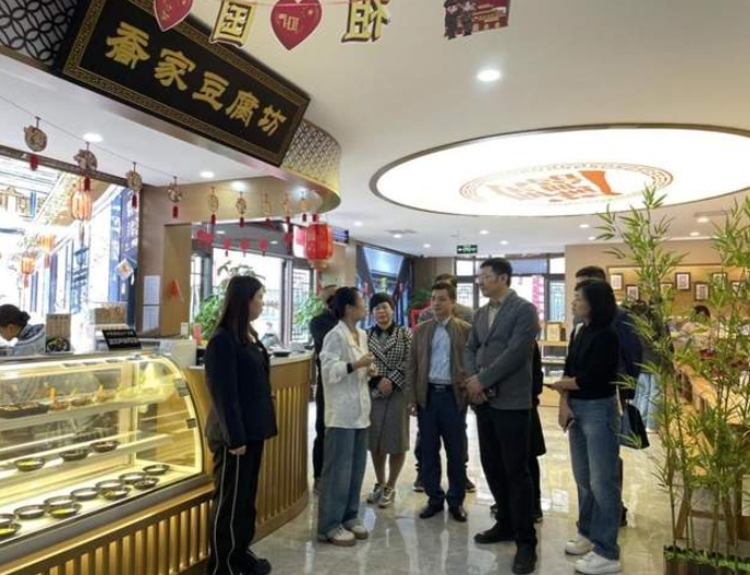 山西財(cái)經(jīng)大學(xué)工商管理學(xué)院師生赴祁縣喬家大院景區(qū)開展調(diào)研活動(dòng)