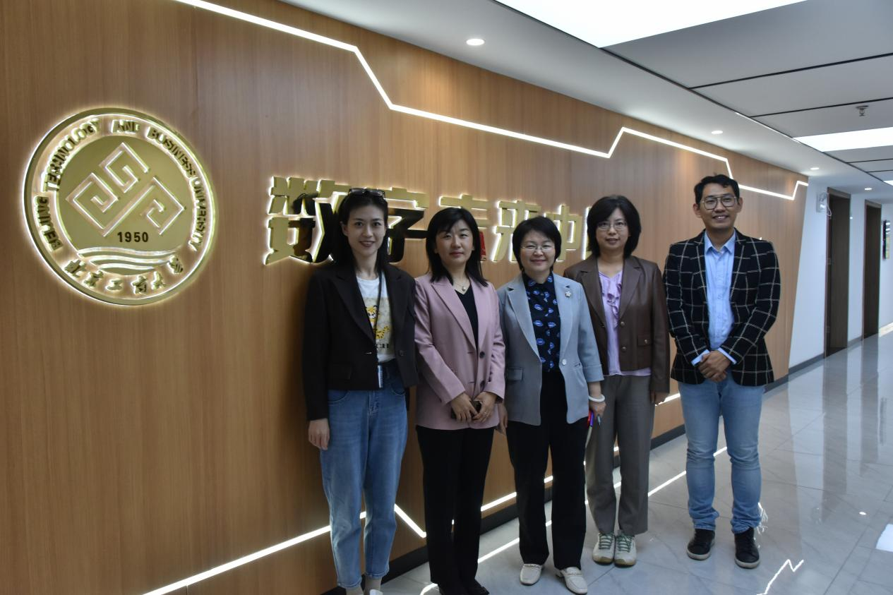 北京工商大學(xué)商學(xué)院院長何玉潤帶隊(duì)參觀學(xué)校數(shù)字未來中心