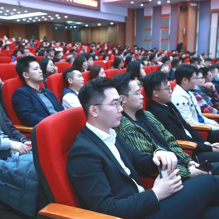 暨南大學(xué)管理學(xué)院華商管理論壇“展望2024：經(jīng)濟(jì)的新平衡與中長期結(jié)構(gòu)調(diào)整” 圓滿舉行！