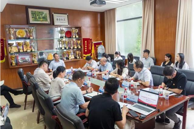 廣東外語外貿(mào)大學(xué)黨委副書記、校長閆相斌教授指導(dǎo)商學(xué)院黨建工作推進(jìn)會(huì)