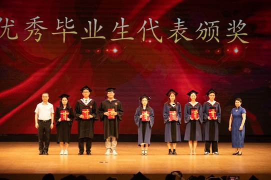 以青春之名，赴時(shí)代之約——中國(guó)政法大學(xué)商學(xué)院2024屆畢業(yè)典禮暨學(xué)位授予儀式成功舉辦