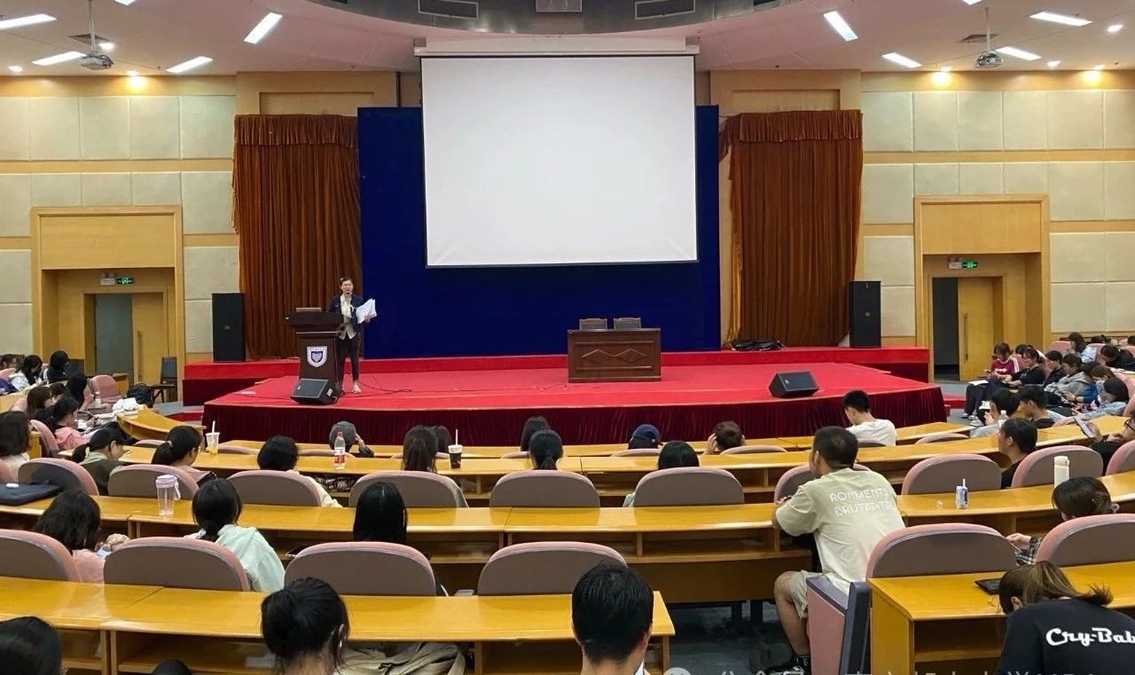 南郵MBA中心教師為管理學(xué)院2024級本科新生開展科創(chuàng)競賽講座