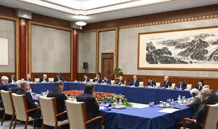 丁薛祥會(huì)見(jiàn)清華大學(xué)經(jīng)濟(jì)管理學(xué)院顧問(wèn)委員會(huì)委員代表