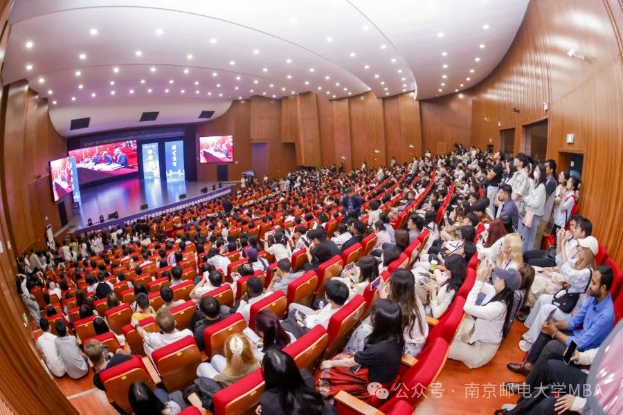南京郵電大學(xué)MBA中心教師受邀擔(dān)任“正大杯”第十五屆全國(guó)大學(xué)生市場(chǎng)調(diào)查與分析大賽研究生組暨在華留學(xué)生組總決賽頒獎(jiǎng)嘉賓