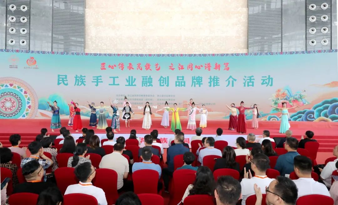 中央民族大學(xué)管理學(xué)院黃銳院長(zhǎng)一行參加民族手工業(yè)融創(chuàng)品牌推介活動(dòng)