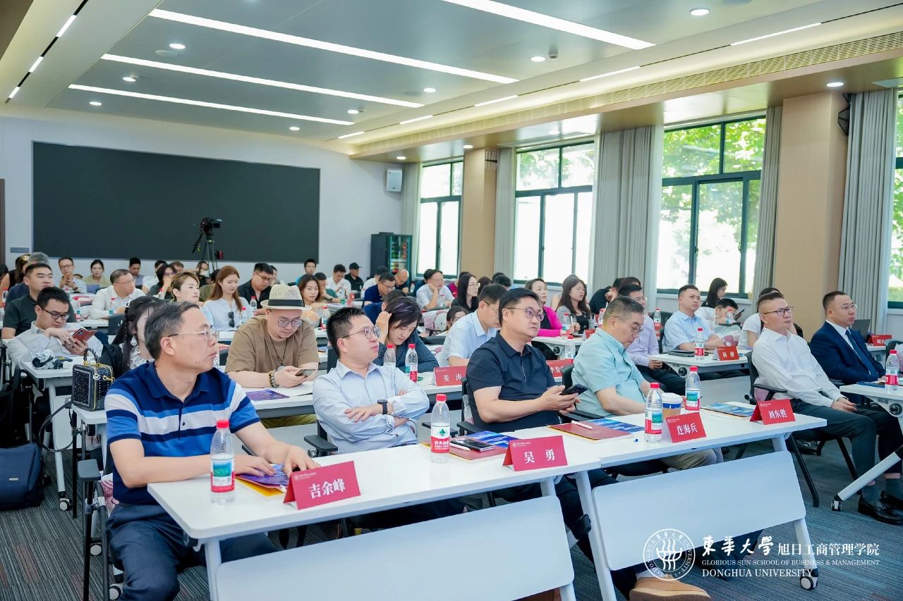 精彩速覽 | 2026東華大學(xué)MBA/EMBAIMPAcc/MEM/MF/MIB培養(yǎng)體系煥新發(fā)布會(huì)暨職業(yè)發(fā)展導(dǎo)師聘任儀式