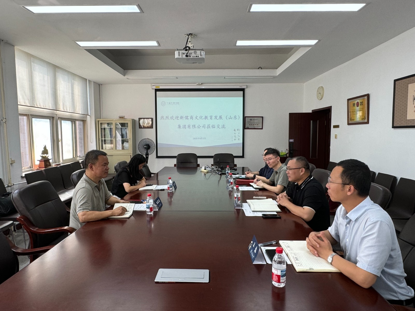 東北財(cái)經(jīng)大學(xué)工商管理學(xué)院與新儒商集團(tuán)簽署戰(zhàn)略合作協(xié)議，共探產(chǎn)教融合新路徑