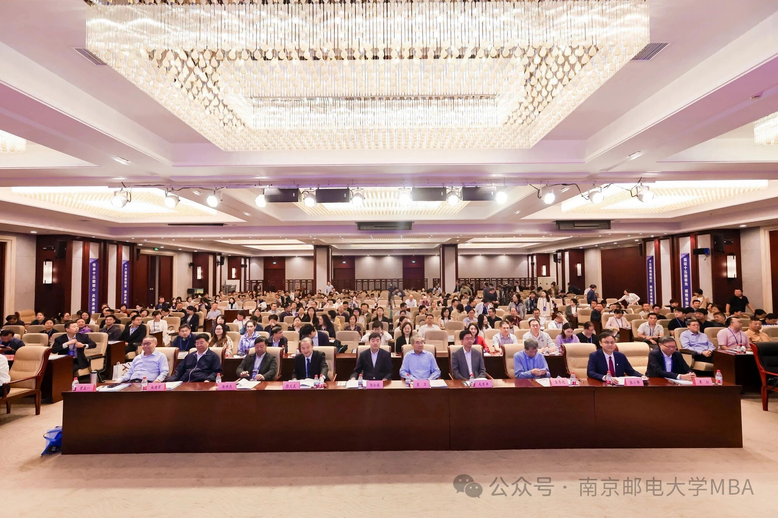 MBA中心教師獲評全國大學生市場調(diào)查與分析大賽十五周年（2010-2025） “金牌導師”和“突出貢獻獎”榮譽稱號