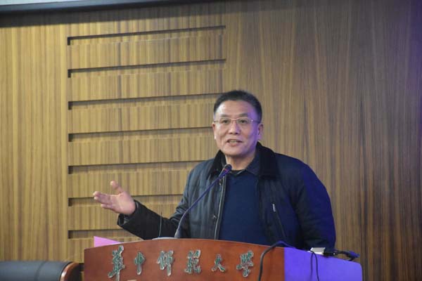 鄧宏乾院長(zhǎng)致歡迎詞、做論壇點(diǎn)評(píng).jpg
